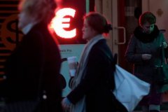 Почему евро падает, а доллар растет