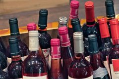 Импортеры прекратили поставки вина в магазины из-за обвала рубля