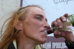 Пойти и напиться: В России снижена минимальная цена на водку