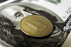 Рубль растет, обновив январский максимум: доллар стоит 62,5 рубля, евро — 71,5