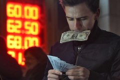Россияне начали продавать валюту впервые за два года