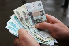 Каждому пятому россиянину зарплаты хватает только на еду