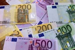 Евро пора менять на доллары и рубли