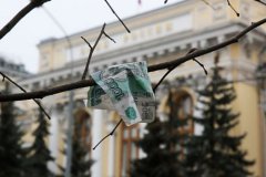 ЦБ снова уронил рубль, остановив аукционы РЕПО