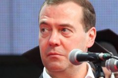 Битва правительства с нефтяным лобби: Медведев пошел на бензиновую уступку