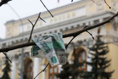 Рекордные курсы доллара и евро: экономисты предсказали будущее рубля