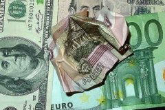 ЦБ вновь опустил официальные курсы доллара и евро