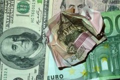В России перестали покупать доллары и евро