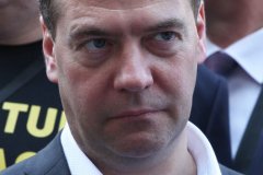Медведев съел подмосковный огурец и решил не торопить отмену турецких санкций