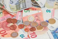 Эксперт прокомментировал рекордное падение евро: стоит ли скупать валюту
