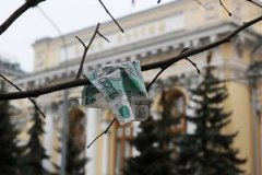 Курс рубля резко упал: эксперты подозревают руку ЦБ и экспортеров