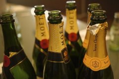 Игристое против винных напитков: зачем ввели минимальную цену на шампанское
