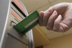 Заемщикам объяснили, как запретить банкам списывать долг с карты