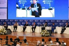 На Московском экономическом форуме Якунин поспорил о Навальном